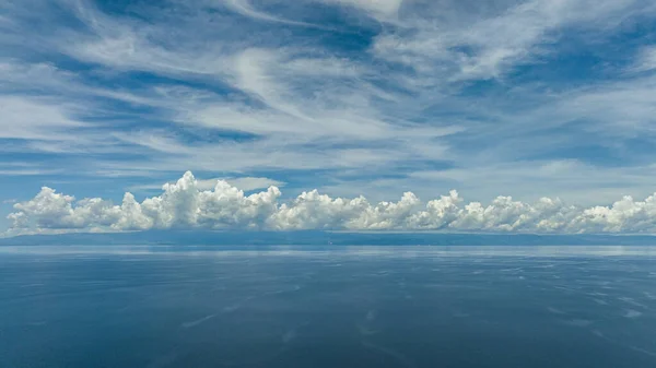 Widok Wyspę Cebu Morza Błękitny Ocean Niebo Chmurami Przylądek Morski — Zdjęcie stockowe