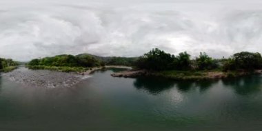 Dağ nehri ve dağlık bölgedeki tropikal bitki örtüsü. VR 360. Yeşil ormandaki nehir. Luzon, Filipinler.