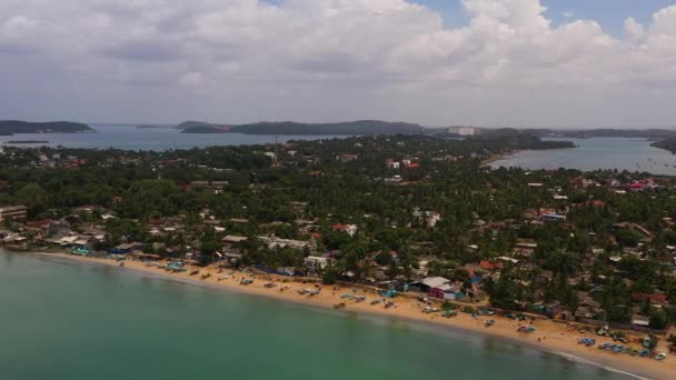 市内のビーチや漁船とトリンコマリーの町の空中ビュー スリランカ — ストック動画