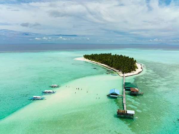 Güzel bir plajı olan bir mercan adasının havadan görünüşü. Onok Adası, Balabac, Filipinler.