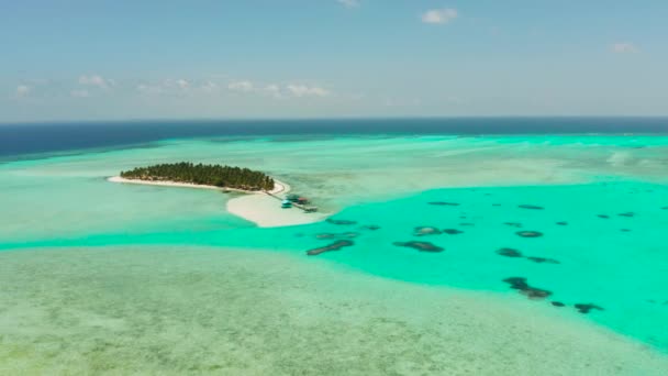 白いビーチと青い環礁の水とサンゴ礁の間の熱帯の島 フィリピンのバラバック島オノク島 夏と旅行の休暇のコンセプト — ストック動画
