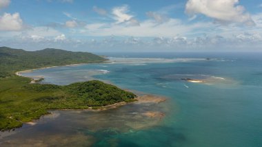 Tropik adası ve mavi okyanusu olan deniz burnu. Luzon, Santa Ana, Cagayan. Filipinler.