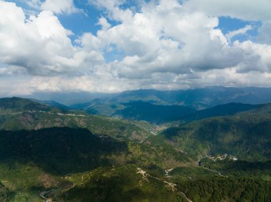 Filipinler 'de dağları ve ormanı olan tropikal manzaranın havadan görünüşü.