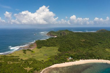 Adanın sahillerinde, kumsallı ve yağmur ormanlı bir hava aracı. Engano Burnu. Palaui Adası. Santa Ana Filipinleri.