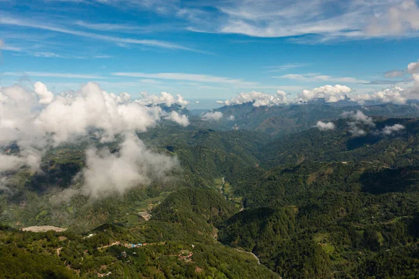 Montañas Cubiertas Selva Tropical Árboles Cielo Azul Con Nubes Filipinas —  Fotos de Stock
