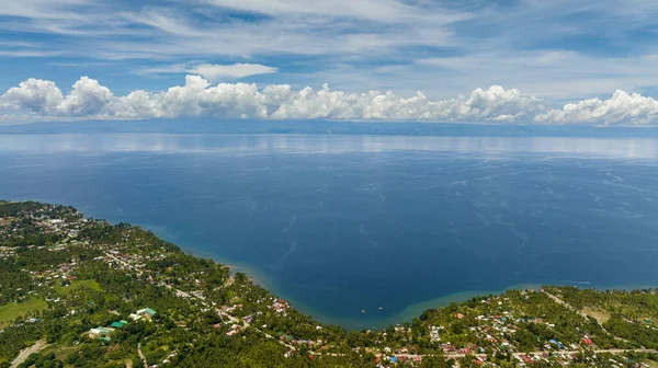 Zenci Adası 'nın kıyısında kasabalar ve köyler var. Filipinler.