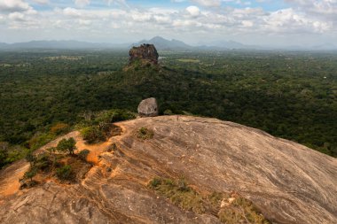 Sri Lanka 'nın ünlü bir turistik merkezi olan Sigiriya' daki Aslan Kayası 'nın havadan görünüşü.
