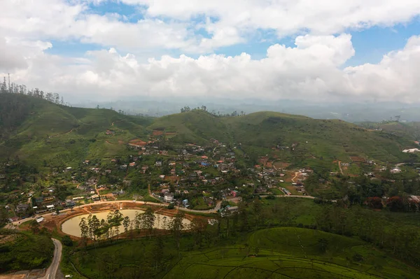 茶园中的村庄尽收眼底 种植茶叶的农民的房子 茶园景观 Maskeliya — 图库照片