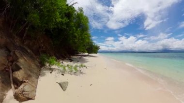 Güzel tropik plaj ve mavi deniz. Borneo, Malezya. Mamutik Sahili.