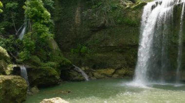 Yeşil ormanın içindeki şelaleler yavaş çekimde. Ben-Ben Şelalesi dağ ormanında. Zenciler, Filipinler.