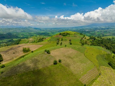 Pirinç tarlalarının ve bir dağ vadisindeki çiftçilerin tarlalarının en üst görüntüsü. Zenciler, Filipinler