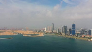 Modern binaları ve deniz limanı olan Colombo şehrinin havadan görünüşü. Sri Lanka.