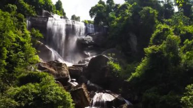 Ormanda Şelale 'nin insansız hava aracı. Olu Ella Şelalesi yağmur ormanlarında. Sri Lanka.