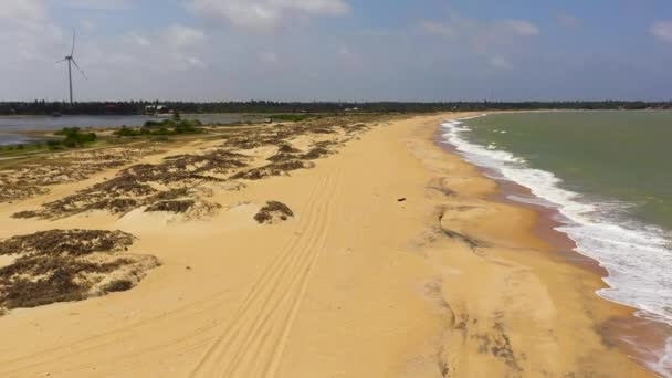 波と美しい砂浜と海のトップビュー スリランカのカルピティヤ — ストック動画