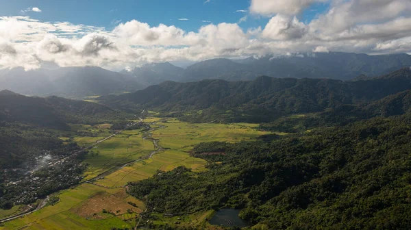 Vista Aérea Las Montañas Con Selva Tropical Tierras Agrícolas Una —  Fotos de Stock