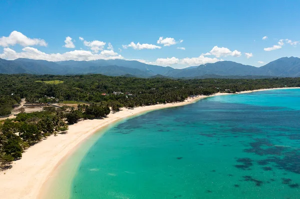 Güzel tropik plaj ve mavi deniz. Pagudpud, Ilocos Norte, Filipinler.