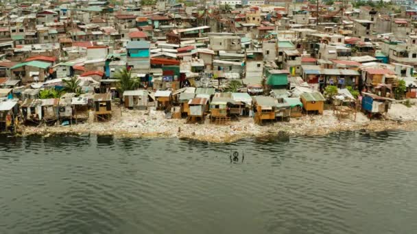 Barrios Manila Orilla Río Contaminado Con Basura Vista Aérea — Vídeo de stock