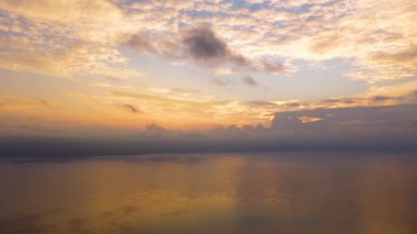 Deniz üzerinde günbatımının hava panoramik görüntüsü. Gökyüzü, bulutlar ve sudan başka bir şey yok. Güzel sakin bir sahne. Deniz Burnu, Sogod Körfezi, Filipinler. Yaz ve seyahat tatil konsepti.