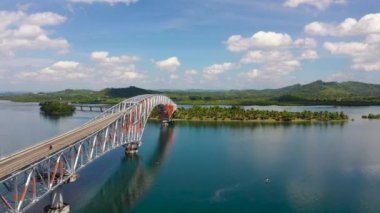 San Juanico Köprüsü: Filipinlerdeki En Uzun Köprü. Adaların arasındaki yol köprüsü, üst manzara. Yaz ve seyahat tatil konsepti.