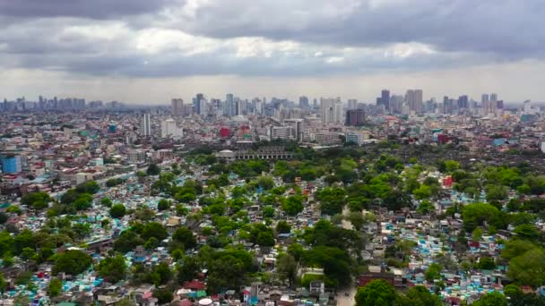 Cementerio Manila Norte Fondo Rascacielos Edificios Modernos Avión Tripulado Aéreo — Vídeo de stock