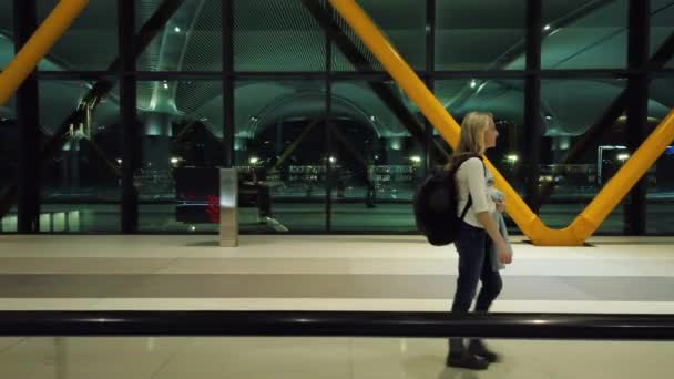 Una Mujer Viajera Está Caminando Aeropuerto Internacional Turquía Estambul Viajero — Vídeos de Stock