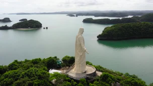 位于菲律宾潘加锡南百岛国家公园的一个岛上的耶稣基督雕塑 无人驾驶飞机 拥有海滩和泻湖的群岛群 著名的旅游胜地 — 图库视频影像