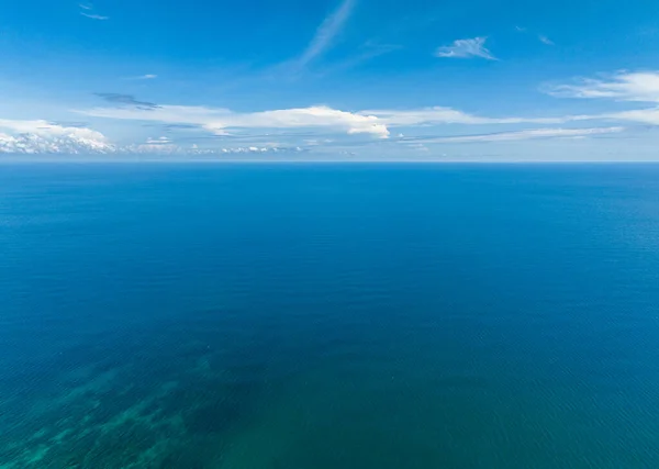 Piękne Białe Chmury Błękitnym Niebie Nad Spokojnym Morzem Spokojna Harmonia — Zdjęcie stockowe