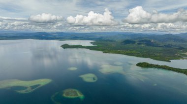 Orman kıyı şeridinin ve adaların hava aracı. Borneo. Sabah, Malezya.
