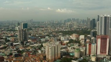 Manila şehrinde gökdelenler, modern binalar ve Makati iş merkezi, hava aracı. Seyahat tatili kavramı.