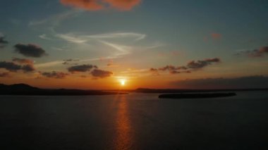 Tropikal adaların üzerinde renkli günbatımı, hava manzarası. Okyanusun üzerinde gün batımı. Balabac, Palawan, Filipinler