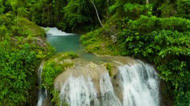 Lusno Şelaleleri 'nin tropik Filipinler' deki bir dağ geçidinde hava manzarası. Tropikal ormanda şelale.