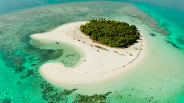 Spiaggia Sabbiosa Isola Tropicale Atollo Con Barriera Corallina Acqua Azzurra — Video Stock