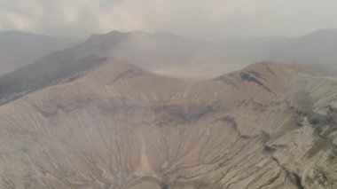 Aktif volkan Bromo ve dumanı tüten krater. Hava manzaralı volkan krateri ve dağlar Tengger Semeru ulusal parkı. hava görüntüleri