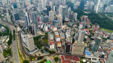 Kuala Lumpur, Malezya - 11 Eylül 2022: Havadan Malezya başkenti gökdelenleri ve yüksek binaları olan Kuala Lumpur şehridir..