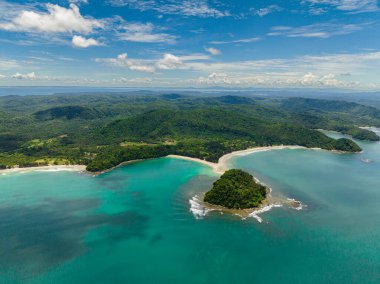 Tropiklerde kristal berrak su bulunan tropikal plajın havadan görünüşü. Sabah, Borneo, Malezya.