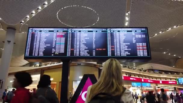 Lotnisko Stambule Października 2019 Kobieta Lotnisku Międzynarodowym Pobliżu Tablicy Informacyjnej — Wideo stockowe