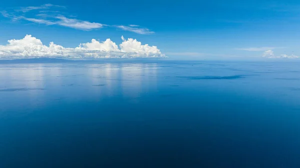 Górny Widok Błękitne Morze Tle Nieba Chmur Semporna Sabah Malezja — Zdjęcie stockowe