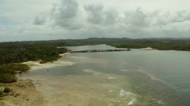 Siargao Adası 'nın iki bölgesini birbirine bağlayan, deniz körfezi üzerinde inşa halindeki köprü..