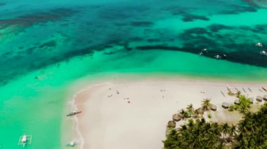 Okyanustaki tropikal ada. Beyaz kumsalda palmiye ağaçları var. Daco Adası, Filipinler. Yaz ve seyahat tatil konsepti