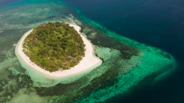 上からサンゴ礁に囲まれた美しい砂浜の環礁にある小さな熱帯の島 熱帯の島とサンゴ礁 夏と旅行休暇のコンセプト カミギン フィリピン ミンダナオ — ストック動画