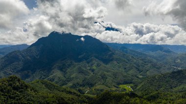 Ormanla kaplı dağ tepelerinin havadan görünüşü. Kinabalu Dağı. Borneo, Sabah, Malezya.