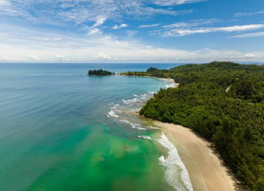 Tropiklerde kristal berrak su bulunan tropikal plajın hava dronu. Borneo, Malezya.