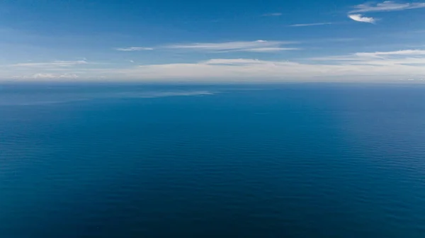 空と雲に対して波とオープンブルーの海の空中ドローン 熱帯の海 マレーシアのボルネオ — ストック写真