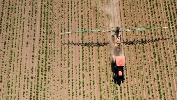 Ciągnik Opryskiwaczem Owadobójczym Pestycydów Ziemi Uprawnej Widok Góry Opryskiwanie Pestycydami — Wideo stockowe