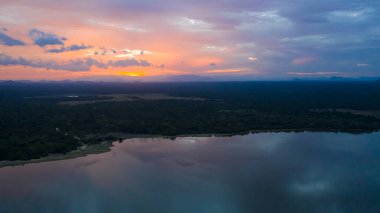 Sri Lanka Ulusal Parkı 'nda gün batımı. Panama Wewa Gölü, Arugam Körfezi.