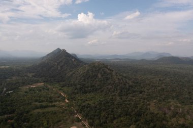 Ulusal parktaki dağlarla çevrili orman ve yağmur ormanlarının havadan görünüşü. Sri Lanka.