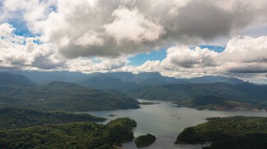 Dağların ve tropikal ormanların arasındaki göl. Sri Lanka.