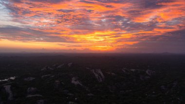 Tropiklerde renkli günbatımı. Sri Lanka.