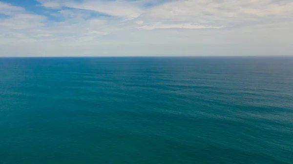 Otevřený Modrý Oceán Vlnami Proti Obloze Mrakům Pohled Shora — Stock fotografie