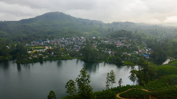 Miasto Maskeliya Położone Brzegu Jeziora Wśród Gór Plantacji Herbaty Sri — Zdjęcie stockowe